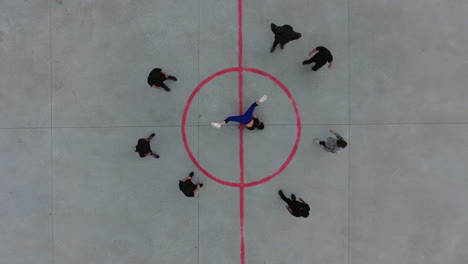 Joven-Bailarín-De-Breakdance-Bailando-Con-Sus-Amigos-En-Círculo.-Drone-Vertical